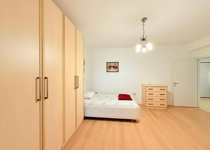 Center Luxury 아파트